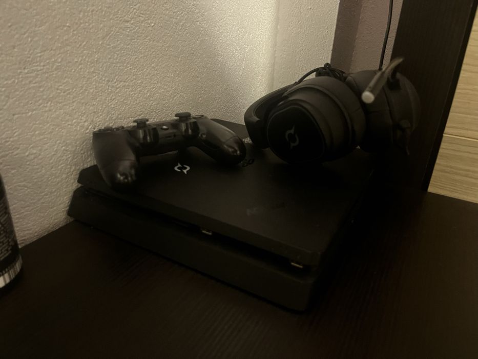 Vand ps4 simplu cu 7jocuri+plus căsti AQIRIS