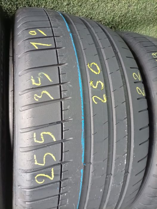 255 35 19 Michelin