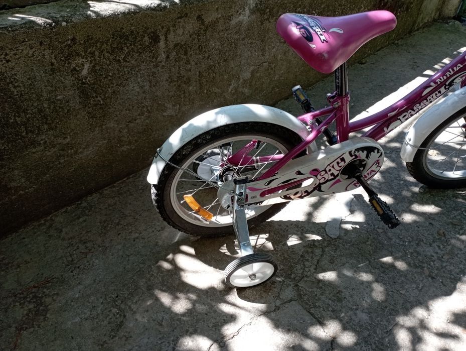 Детско розово колело .