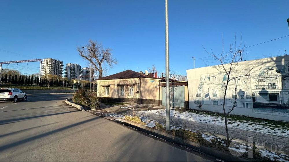 ПРОДАЁТСЯ Земля - 11 соток в центре.