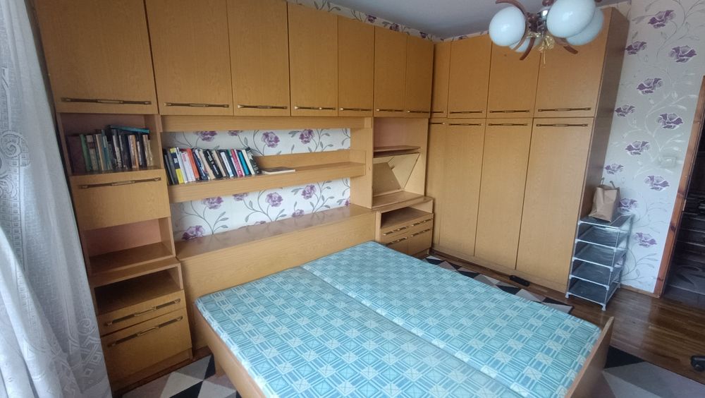 Продава се спалня + гардероб+ 2 еднолицеви матрака