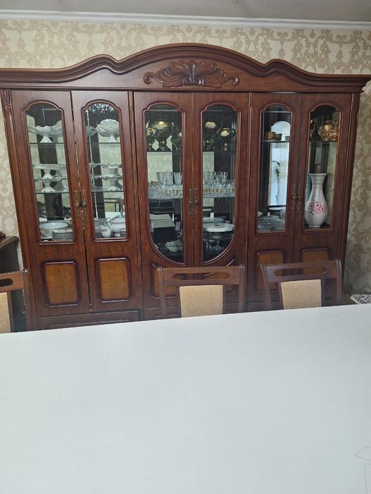 Продается сервант ширина 270см, высота 220см и комод с большим зеркало