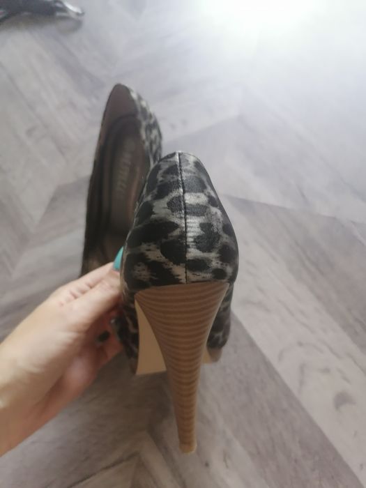 Обувки на висок ток