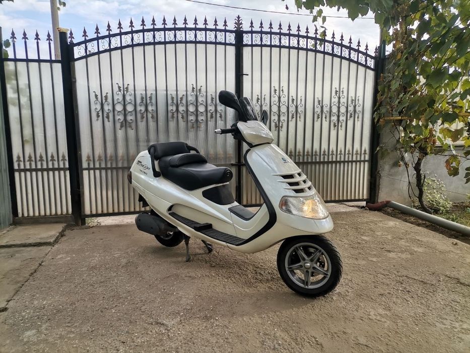 Scuter Piaggio Super Hexagon 125 cc 4 timpi – răcire cu apă – fiscal pe loc