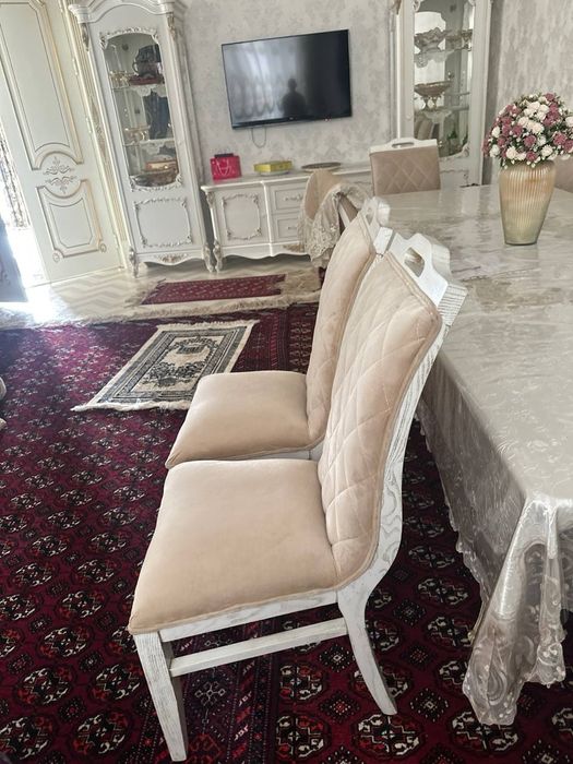 Новые стулья в хорошем состоянии