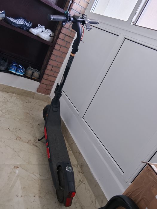 Trotineta electrica, funcționează bine , nu are  nici o problema.