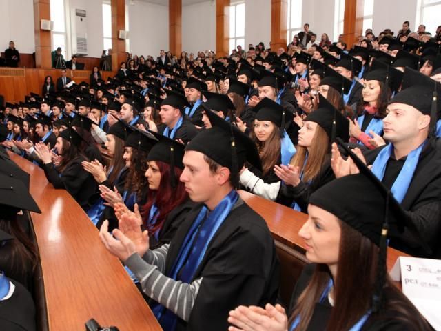 Тоги / Пелерини Шапки за дипломиране Академични облекла