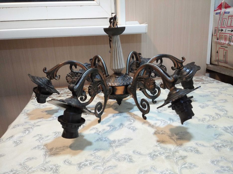 Люстра         .