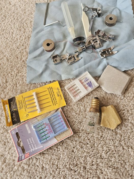 Електрическа портативна шевна машина.