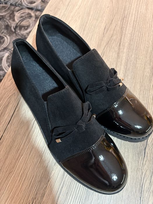 Продавам дамски  обувки нови.Същите са лак и велур,номер 42