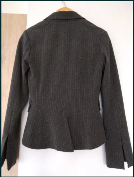 Сако- блейзър, H&M, сив цвят със светлосиви райета и цепки на ръкавите