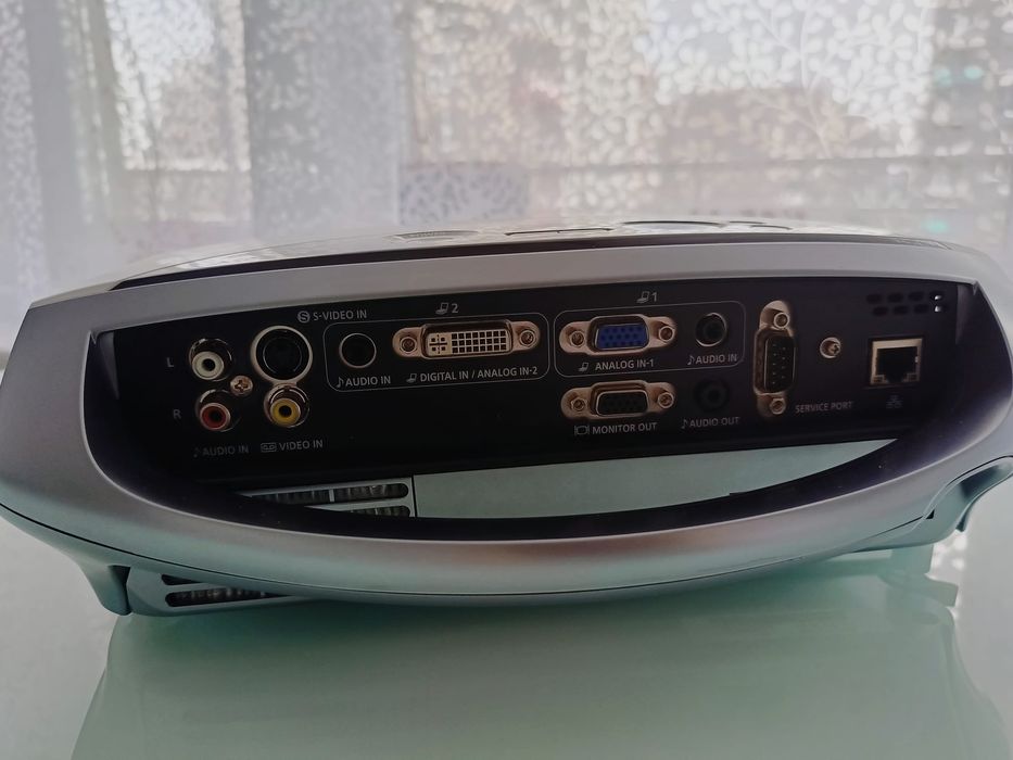 Proiector LCD Canon LV-8215. Doar 3 ore lampă – stare foarte bună