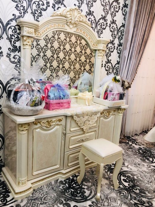Красивый комплект мебели для уютной спальни