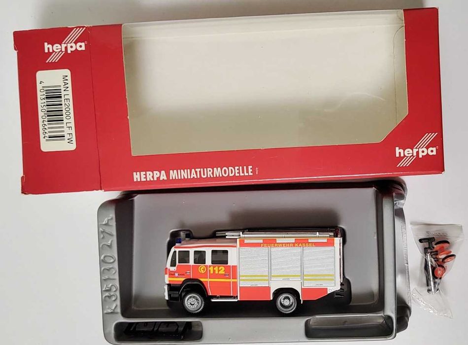 Macheta 1:87 camion pompieri Man LE2000 LF HERPA 046664, diorama H0