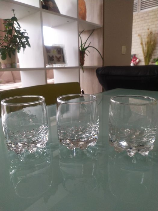 продавам стъклени чаши