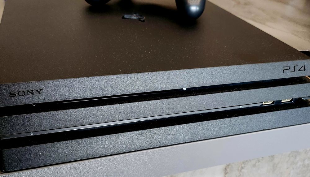 Amanet F28: Consola PS4 PRO 1 TB +1 maneta+5 Jocuri (L)