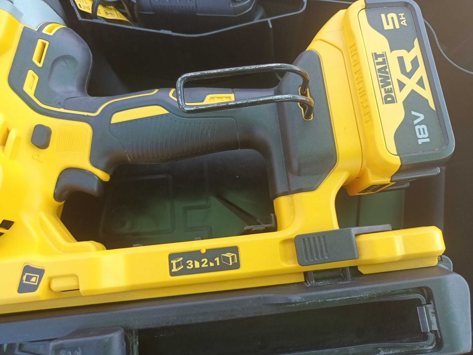 Dewalt DCN 890 - акумолаторен такер за пирони