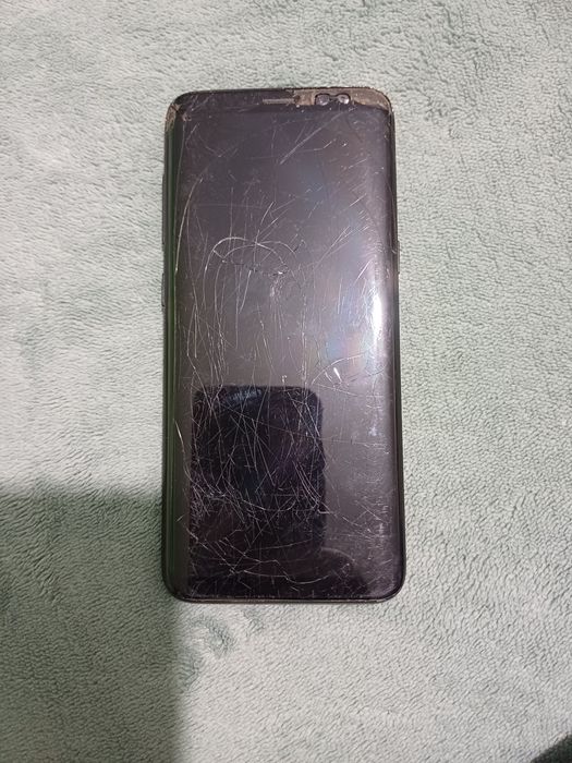 Telefon Samsung Galaxy S8 cu displayul spart. Placa este ok