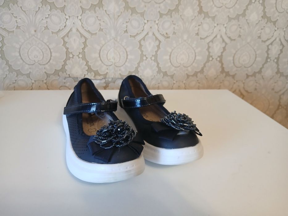 Продаются школьные туфли