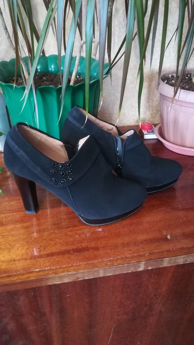 Женская обувь босоножки, ботильоны и кроссовки.