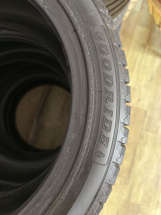 Продам шины 235/45/R18
