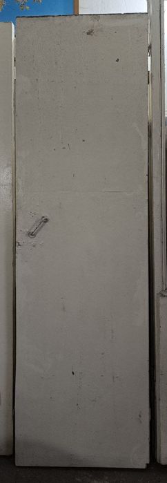 Двери,рамы оконные деревянные.