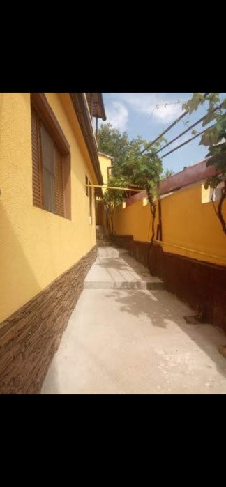 Casa cu 3 apartamente cu 2 camere bucatatarie baie 3 intrări separate.