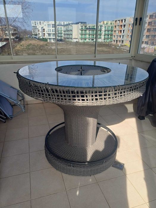 Продавам градински сет от маса и 6 бар стола от естествен ратан