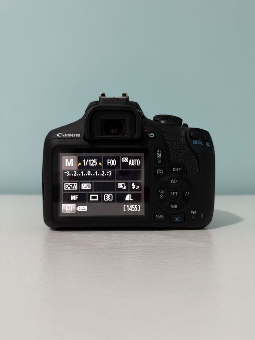 Aparat Foto DSRL Canon EOS 2000D 24.1M + Card 16GB EF-S 18-55MM III