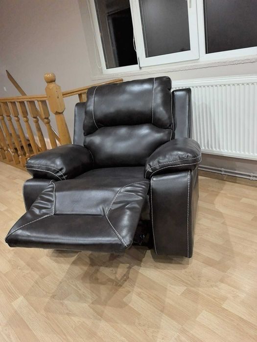 Vând canapele din piele neagră