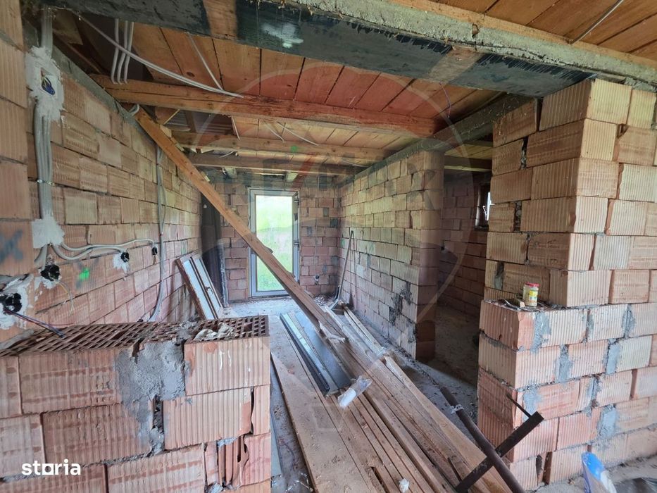 Casă la roșu cu teren 4.234 mp, cadru natural deosebit – Deag, Iernut