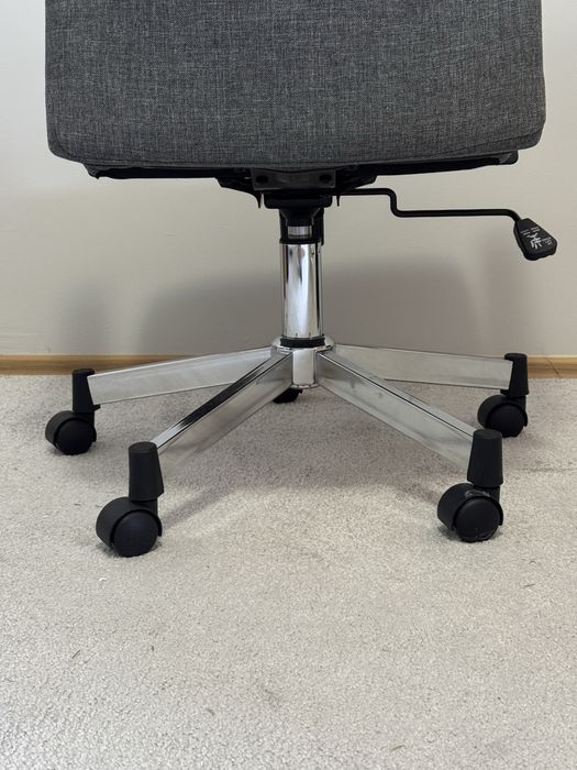 Ергономичен офис стол със сива текстилна тапицерия и метална основа