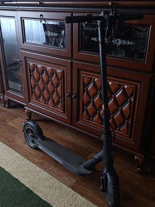 Продаю самокат Xiaomi Mi Electric Scooter Essential