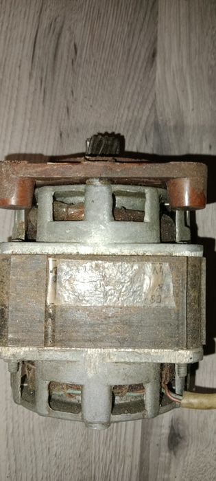 Электр мотор промышленный работает