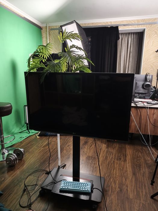 Телевизор с мобильной стойкой