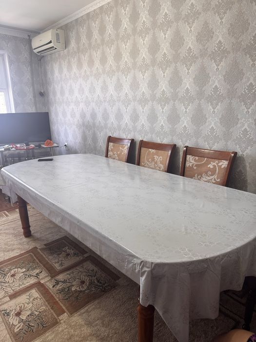 Стол стулья.