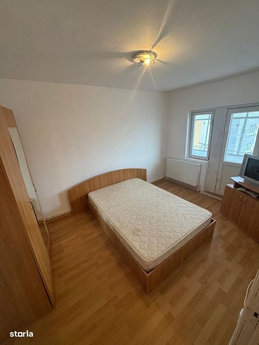 Apartament 3 camere de vânzare – Tineretului, zona Biserică