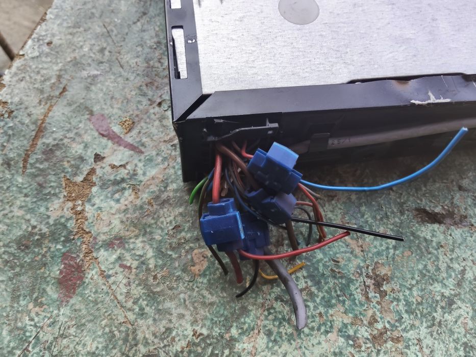 Vând casetofon de mașină plus alte elemente