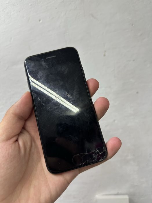 Продам iPhone 7 на 32 ГБ в черном цвете