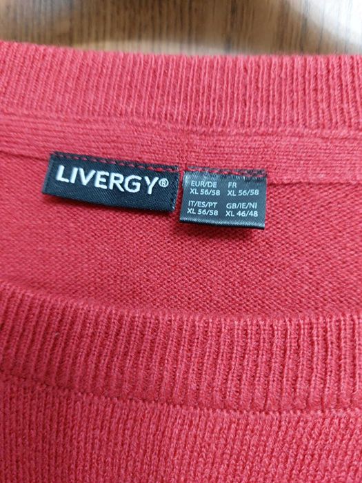 pulovar rosu om de zapada