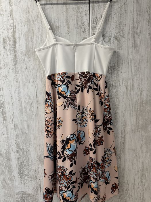 Рокля в бяло с цветя