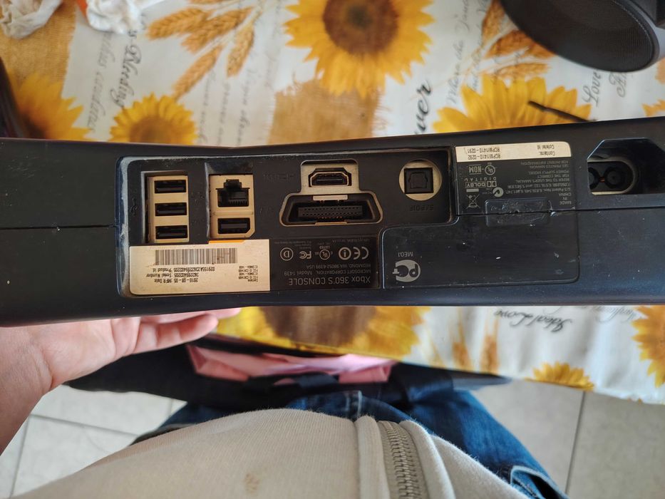 Xbox 360 raboti neznam kolko gb + left 4 death(survival pack) call of duty4 modern warfare, resident evil 5