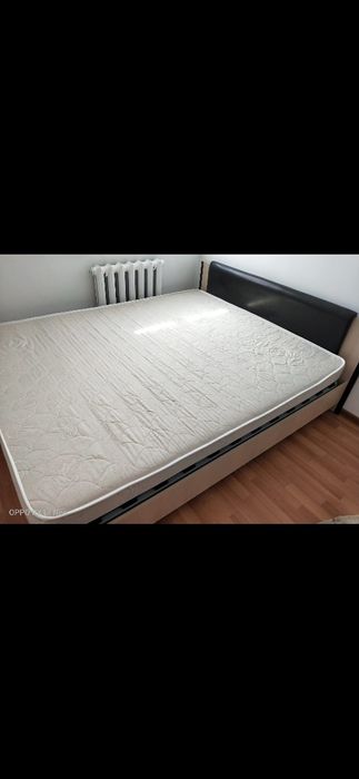 Кровать екі тумбочкасымен