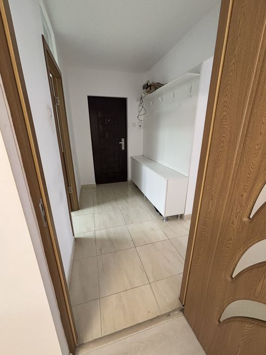 Dau in chirie ap 3 camere in zona Intre Lacuri