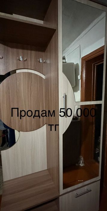 Прихожая с встроенным зеркалом