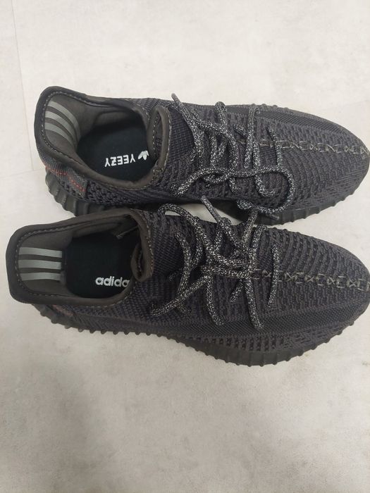 Adidas yeezy nr  39 stare perfectă au 3 purtări i-mi sunt mici recomand pt nr 38