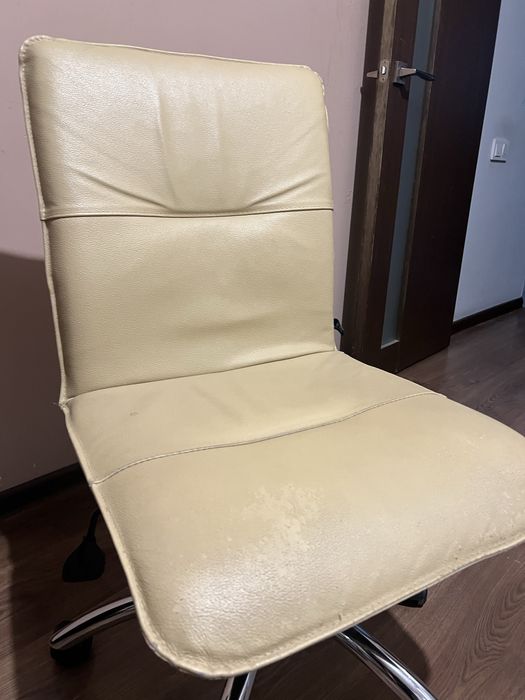 Кресло офисное бежевое