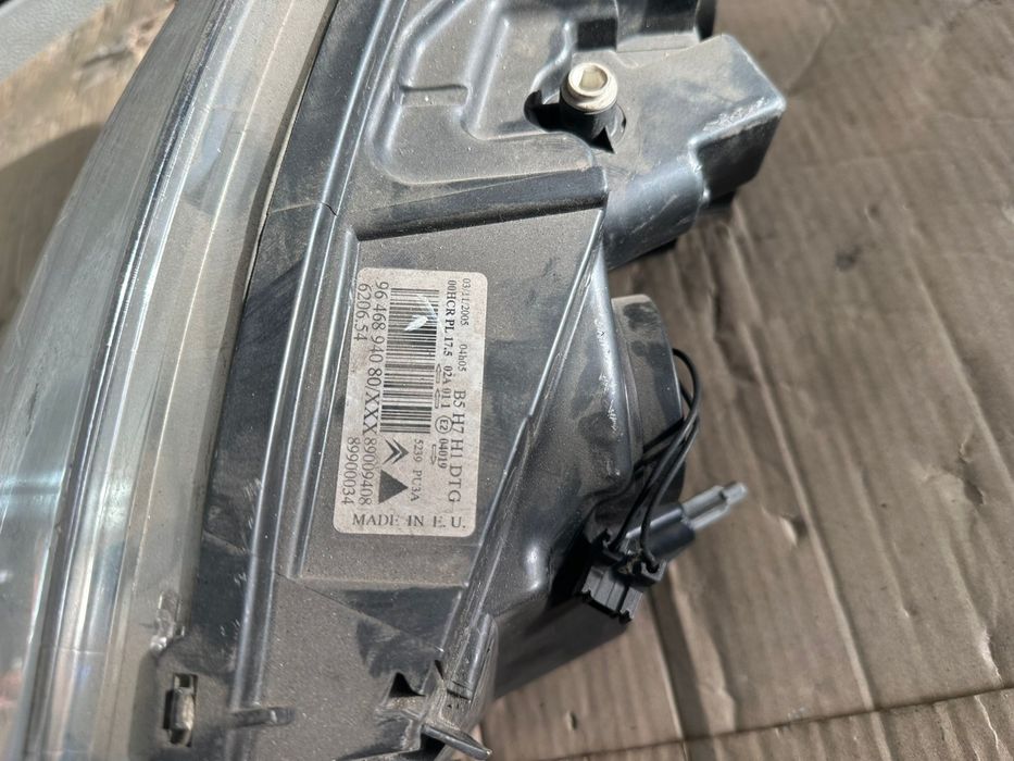 десен фар за citroen C4 Picaso