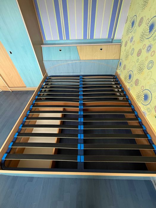 Спалня с гардероб, ракла и повдигаща се скара