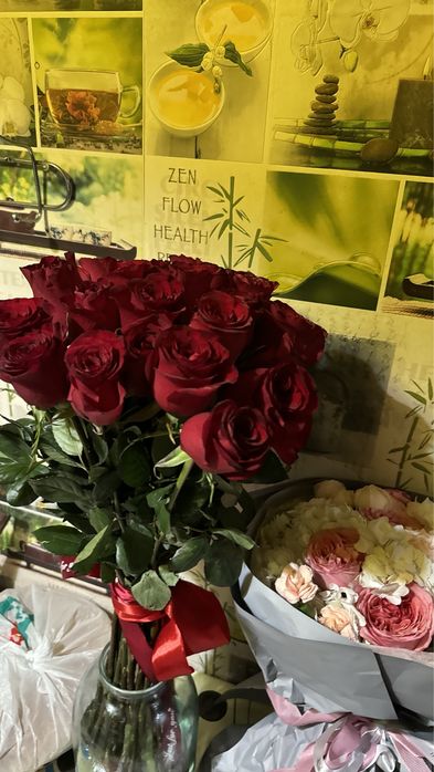 Цветы свежие красные розы и гипсофилы